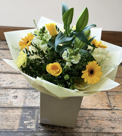 Golden Euphoria - Part of our signature collection, this beautiful yellow display comes in a presentation box and is in water.
